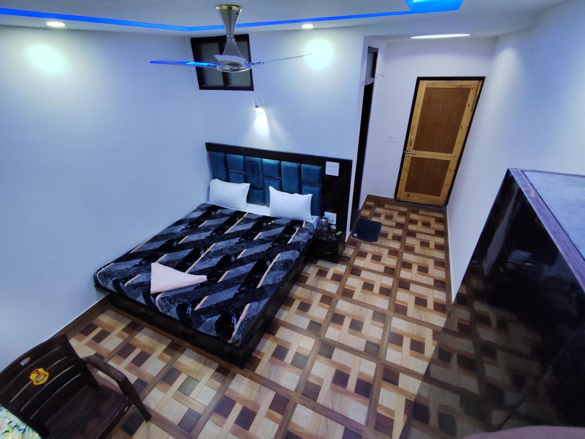 The Heaven Tree Hotel Srīnagar Buitenkant foto