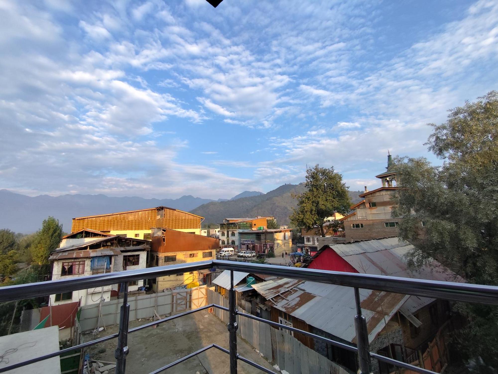The Heaven Tree Hotel Srīnagar Buitenkant foto