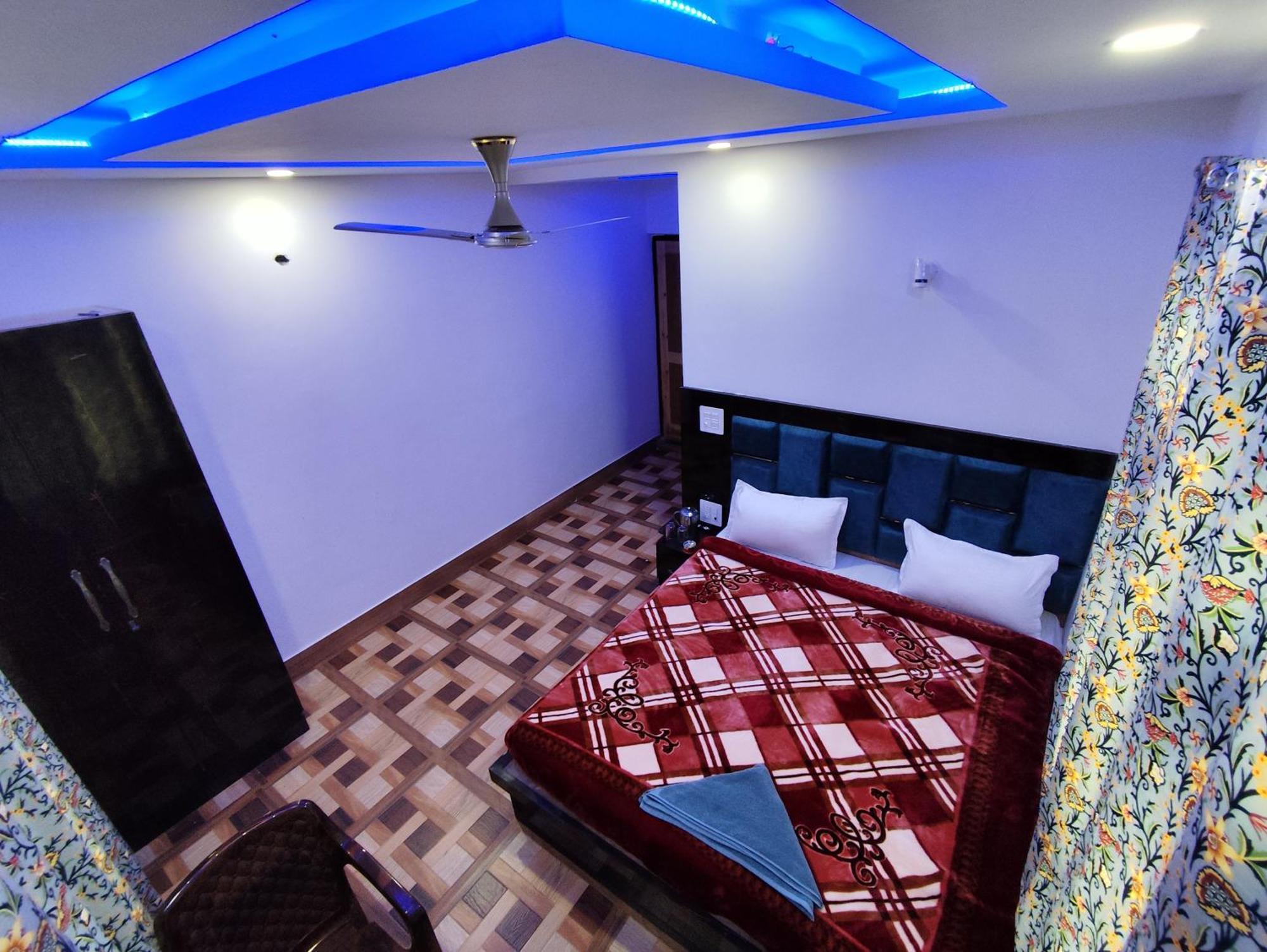 The Heaven Tree Hotel Srīnagar Buitenkant foto
